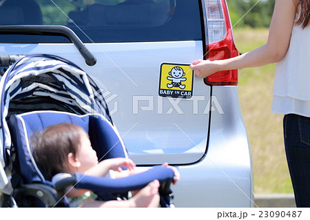 Baby In Car 赤ちゃん 女性 軽自動車 運転手 親子 ファミリー セーフティサイン 車 の写真素材