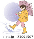 水溜まりを蹴って遊ぶ小学生の女の子。（レインコート＋水たまり＋水飛沫+雨降りの背景） 23091507