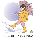 水溜まりを蹴って遊ぶ小学生の女の子。（レインコート＋水たまり＋水飛沫+雨降りの背景＋雨蛙） 23091508