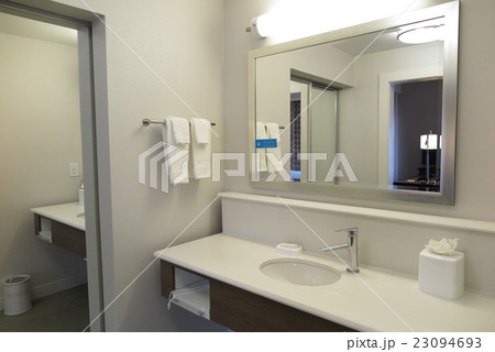 アメリカのホテルのバスルーム 23094693