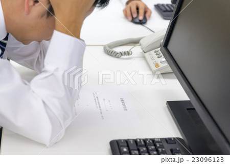 ビジネスマン、介護 ビジネスマン、介護 23096123