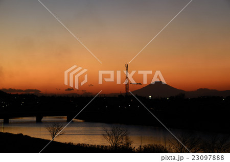 千葉県木更津市から見た富士山と小櫃川 23097888