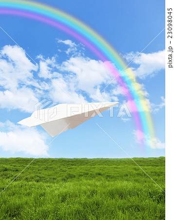 青空と雲と虹と草原と紙飛行機の写真素材