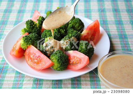 サラダにドレッシングをかける 23098080