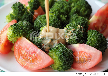 サラダにドレッシングをかける サラダにドレッシングをかける 23098081