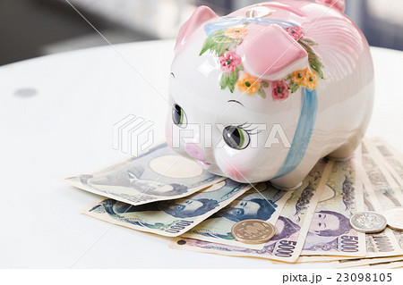 貯金箱とお金 貯金箱とお金 23098105