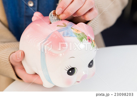 貯金する女性 貯金する女性 23098203