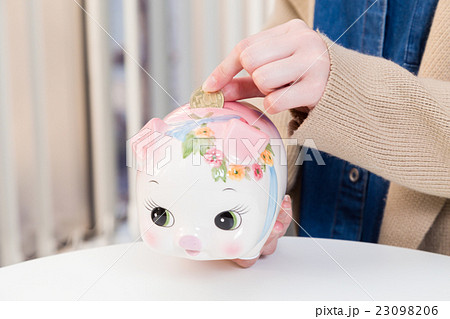 貯金する女性 貯金する女性 23098206