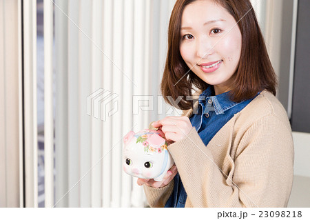 貯金する女性 23098218