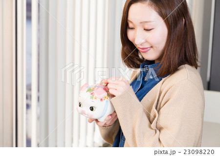 貯金する女性 23098220