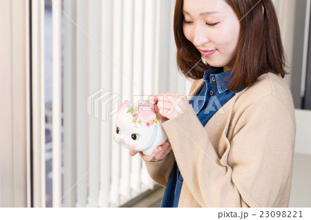 貯金する女性 23098221