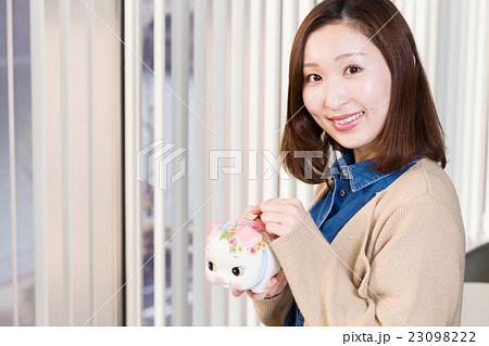 貯金する女性 23098222