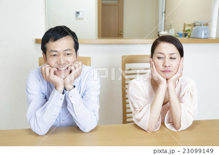 退屈する夫婦 退屈する夫婦 23099149