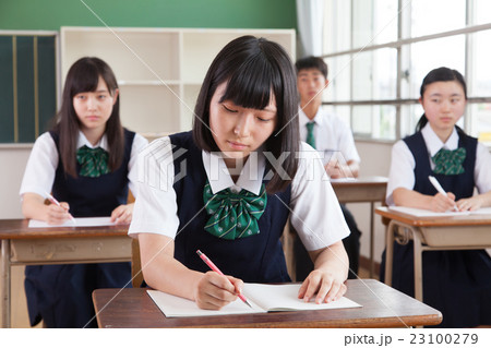 学校の授業を受ける生徒たち 学校の授業を受ける生徒たち 23100279