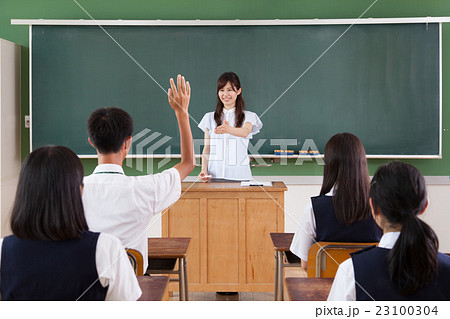 学校の授業風景 挙手の写真素材