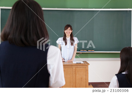 学校の授業風景 23100306