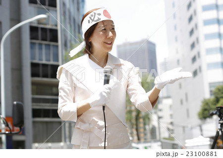 女性候補者の街頭演説 23100881