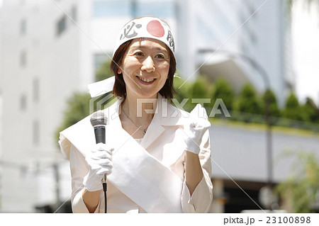 女性候補者の街頭演説 女性候補者の街頭演説 23100898