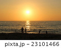 夕日と人々 23101466