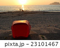 海で遊び疲れて帰るところ 23101467