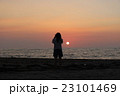 夕日に浮かぶ女性 23101469