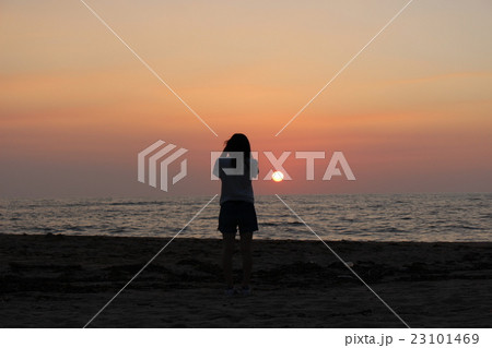 夕日に浮かぶ女性 夕日に浮かぶ女性 23101469