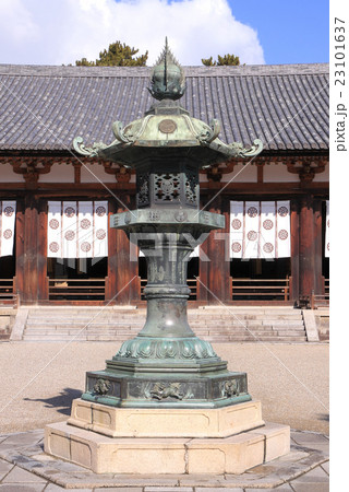 「法隆寺」西院伽藍の桂昌院燈籠と大講堂 「法隆寺」西院伽藍の桂昌院燈籠と大講堂 23101637