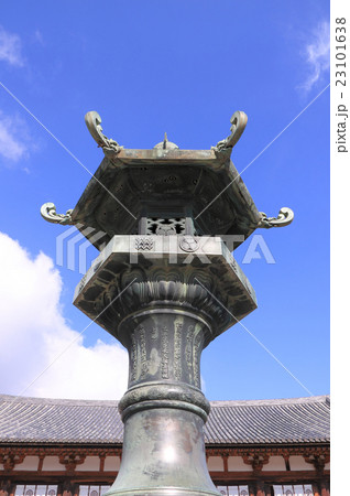 「法隆寺」西院伽藍の桂昌院燈籠と大講堂 23101638