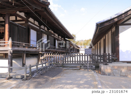 法隆寺：聖霊院（左手前）、東室（左奥）、妻室（右） 23101674