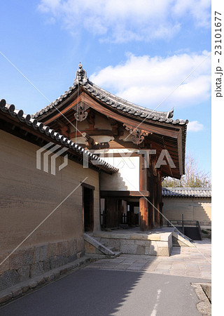 法隆寺西院伽藍「東大門」と土塀 23101677