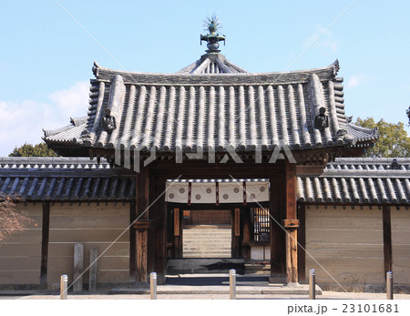 法隆寺東院伽藍 四脚門から見る回廊越しの「夢殿」 23101681