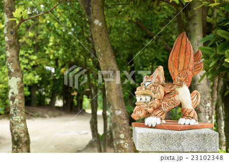 シーサーが守るフクギ並木、沖縄県本部町備瀬 シーサーが守るフクギ並木、沖縄県本部町備瀬 23102348