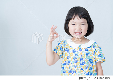 女の子（OKポーズ） 23102369