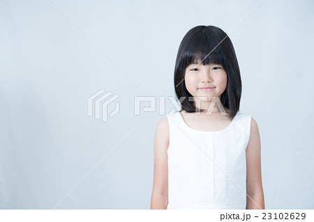 微笑む女の子 23102629