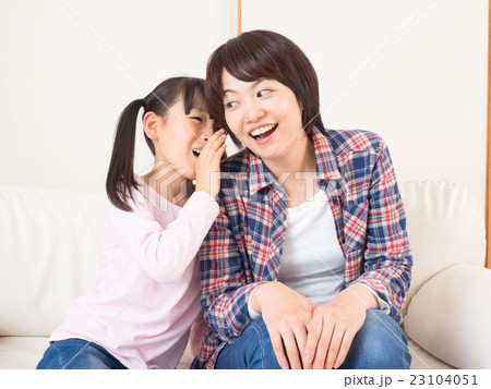 内緒の話をする親子 内緒の話をする親子 23104051
