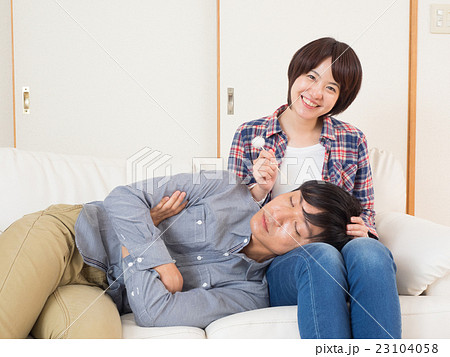膝枕で耳掃除をする夫婦 23104058