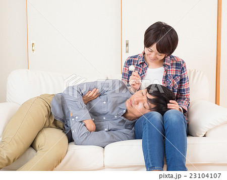 膝枕で耳掃除をする夫婦 23104107