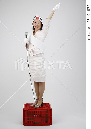 女性候補者の街頭演説　白バック 23104875