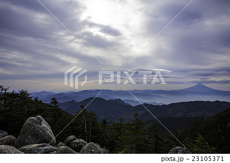 富士山と紅葉した山々 23105371