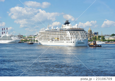 ship tug turning a large ocean liner 23106709