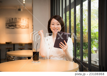 カフェ　女性　撮影協力：TENOHA DAIKANYAMA 23106968