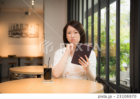 カフェ 女性 撮影協力:TENOHA DAIKANYAMA カフェ 女性 撮影協力:TENOHA DAIKANYAMA 23106970