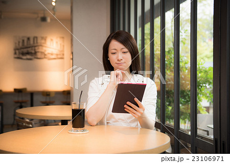 カフェ 女性 撮影協力:TENOHA DAIKANYAMA カフェ 女性 撮影協力:TENOHA DAIKANYAMA 23106971