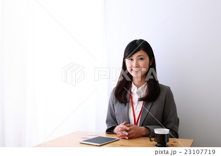 ビジカジ (女性 ビジネス OL 仕事 20代 会社員 オフィスレディ スーツ 笑う 笑顔 微笑む) ビジカジ (女性 ビジネス OL 仕事 20代 会社員 オフィスレディ スーツ 笑う 笑顔 微笑む) 23107719