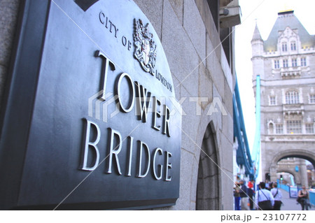 夕暮れのタワーブリッジ 23107772