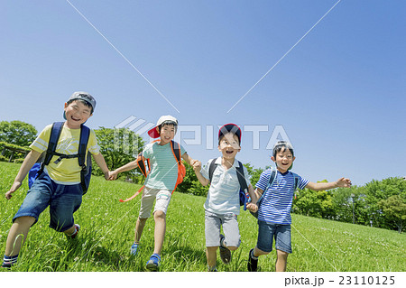 新緑の公園で遊ぶ小学生たち 23110125