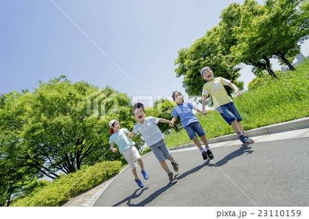 新緑の公園で遊ぶ小学生たち 23110159