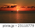 伊良部島　佐和田の浜の夕陽 23110779