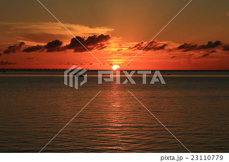 伊良部島　佐和田の浜の夕陽 23110779