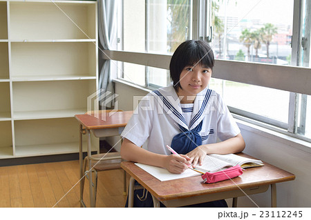 夏季講習を受ける女生徒 23112245